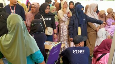 Membludaknya Masyarakat Dalam Menyambut Gerakan Pangan Murah Membuat Panitia Kewalahan