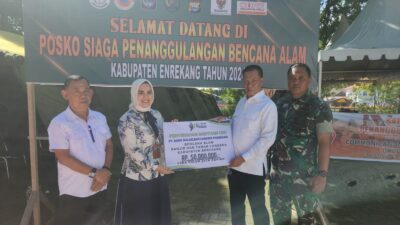 Kepala Cabang Bank Sulselbar Enrekang Serahkan Bantuan CSR Rp. 50 Juta untuk Korban Banjir dan Tanah Longsor di Kabupaten Enrekang