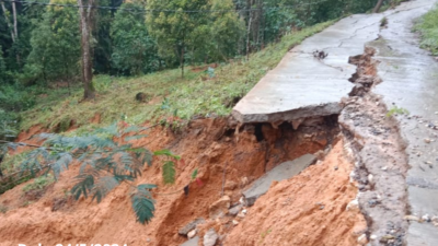 Akibat Hujan Deras, Jalan Poros Asaan-Bulo Desa Kadingeh Amblas dan Longsor