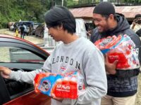 Personel Polres Bagikan Air Mineral Ke Pengendara yang Terjebak Macet di Enrekang