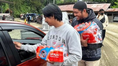 Personel Polres Bagikan Air Mineral Ke Pengendara yang Terjebak Macet di Enrekang