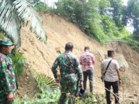 Dandim 1419 dan Kalaksa BPBD Enrekang Tinjau Tanah Longsor dan Distribusi Bantuan