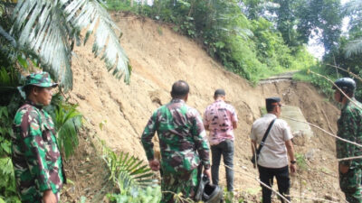 Dandim 1419 dan Kalaksa BPBD Enrekang Tinjau Tanah Longsor dan Distribusi Bantuan