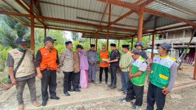 Bupati Enrekang Serahkan Bantuan Korban Kebakaran dan Rumah Tak Layak Huni di Kecamatan Baraka