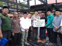 Bupati Enrekang Salurkan Bantuan untuk Korban Kebakaran di Desa Patondonsalu