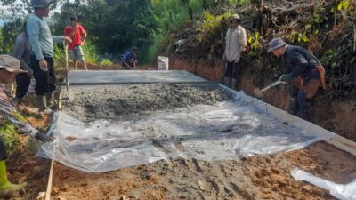 Sering Terjatuh, Guru-guru Swadaya Cor Jalan Penghubung Desa Bontongan dan Salukanan