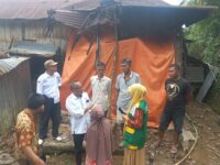 Baznas Enrekang Salurkan Bantuan pada Pemilik Rumah Tertimpa Pohon