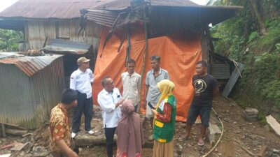 Baznas Enrekang Salurkan Bantuan pada Pemilik Rumah Tertimpa Pohon