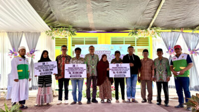 Baznas Enrekang Salurkan Bantuan Mushalla Madrasah dan RTLH di Curio