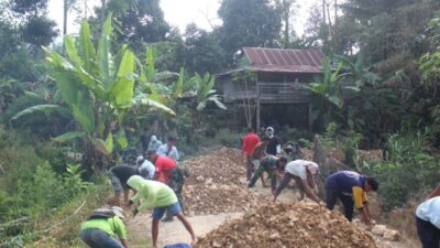 Pengerasan Jalan Penghubung Desa Pekalobean ke Desa Salo Dewata di Eksekusi Satgas TMMD