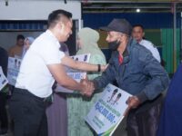 Bupati Enrekang Serahkan Santunan Jamsosnaker kepada Pekerja Terdampak Bencana