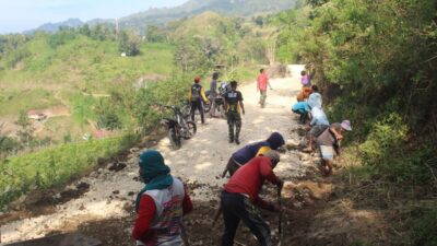 Antusias Warga Bersama Satgas TMMD ke-125 Kodim 1419/Enrekang Membantu Merapikan Bahu Jalan