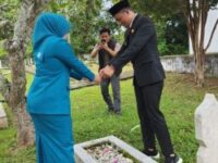 Bupati Enrekang dan Ketua TP PKK Melakukan Tabur Bunga Dan Berdoa Diatas Pusara Para Pahlawan